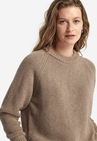 Falconeri ULTRASOFT TRICOT ROUND NECK - Stickad tröja - braun oat