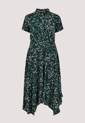 Ein grünes, kurzärmliges Kleid mit hohem Kragen, das ein Blattmuster in Creme und Beige aufweist, mit einem asymmetrischen Saum.