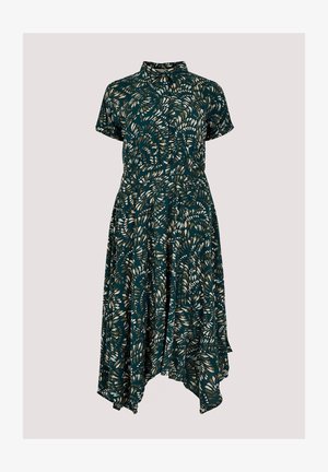 Zielona sukienka z krótkim rękawem i wysokim kołnierzem, zdobiona wzorem liści w kremowym i beżowym kolorze, z asymetrycznym dołem.