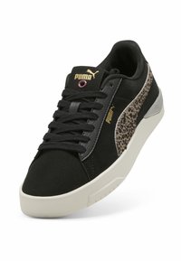 Zapatillas negras con detalles de ante y estampado de leopardo, con cordones negros, branding dorado y una suela de goma blanca.