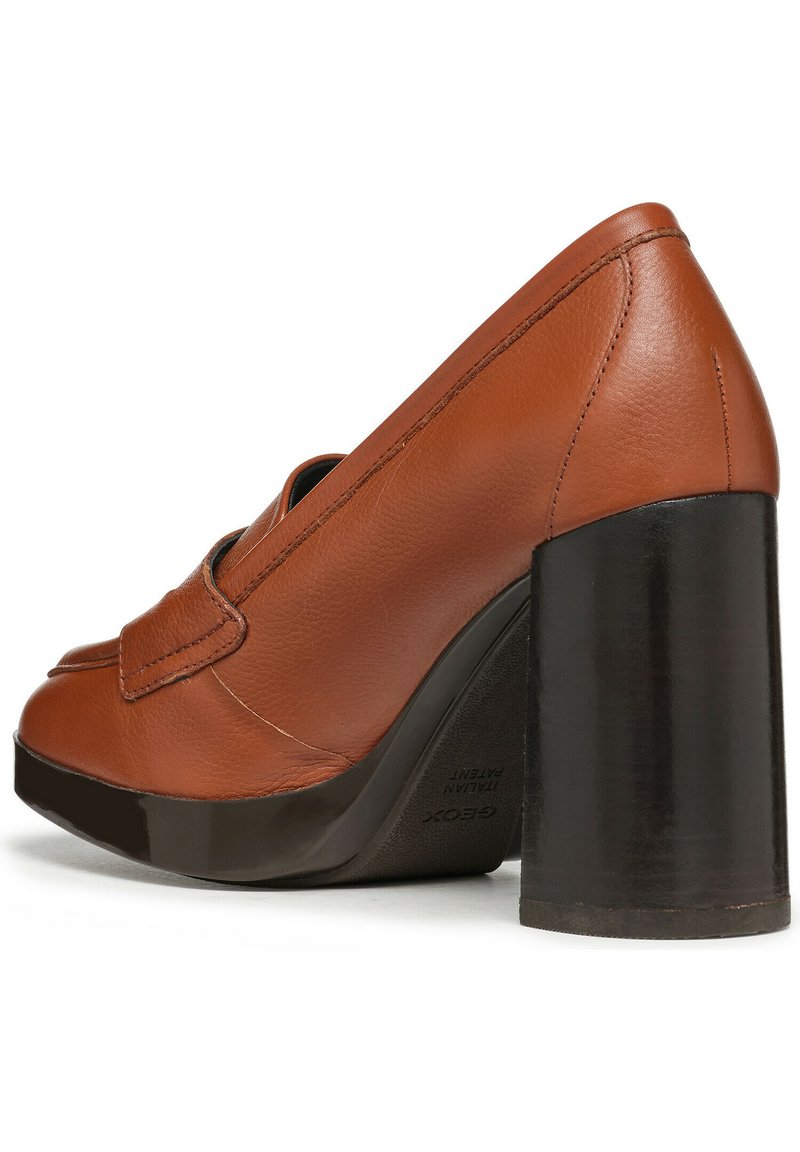 Scarpa con tacco alto in pelle marrone con punta arrotondata, caratterizzata da una piattaforma nera lucida e un tacco spesso, con cuciture dettagliate lungo la parte superiore.