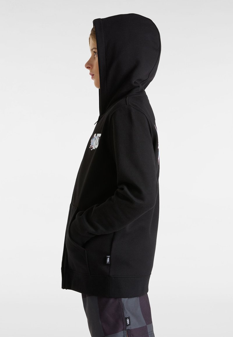 Sweatshirt à capuche noir avec une poche avant et des coutures latérales, arborant un logo imprimé sur la poitrine. Tissu doux avec une texture lisse.