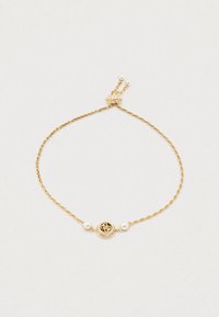 Złota, skręcana bransoletka z dwoma perłami oraz centralnym okrągłym zawieszeniem z logo i akcentami w postaci cyrkonii. Gładka tekstura.