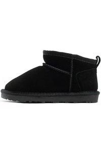 Botas de tobillo de ante negro con corte bajo, punta redondeada, costuras simples y suela de goma texturizada. Cuenta con un puño plegable y una lengüeta.