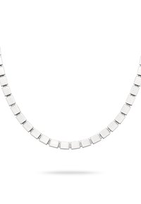 Sølvhalssmykke med jævnt fordelt kvadratiske led, der er forbundet med små kædefragmenter på en hvid baggrund.