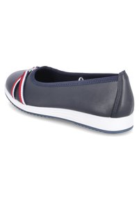 Navyblaue synthetische Ballerinas mit weißer Sohle und roten sowie weißen Streifenakzenten an der Zehenpartie. Nahtdetails und runde Form.