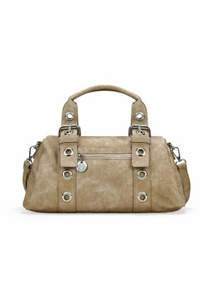 Bolso de ante beige con doble asa, herrajes plateados y ojetes decorativos. Cuenta con un bolsillo delantero con cremallera y una correa de hombro desmontable.