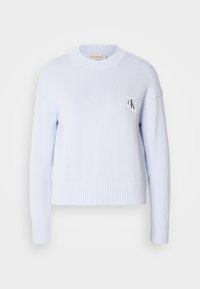 Pull en maille blanc à manches longues avec poignets et ourlet côtelés, col rond et petite étiquette logo "cK" sur la poitrine gauche.
