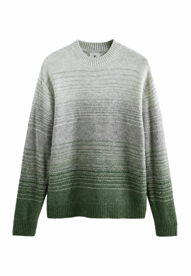 Jersey de punto con un diseño degradado que va del gris claro al verde oscuro, con rayas texturizadas horizontales y un cuello redondo ribeteado en el dobladillo.