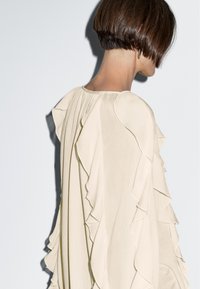 Massimo Dutti FLOWING GARMENT WITH RUFFLES - Camicia - beige