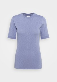 Kortærmet t-shirt med rund hals i lys lilla, lavet af et blødt, tekstureret stof med foldede manchetter og en lige kant.