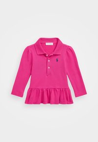 Růžová polo košile s dlouhým rukávem, vyrobená z texturované látky, má volánkový lem, tříknoflíkovou légou a vyšitý logo na hrudi.