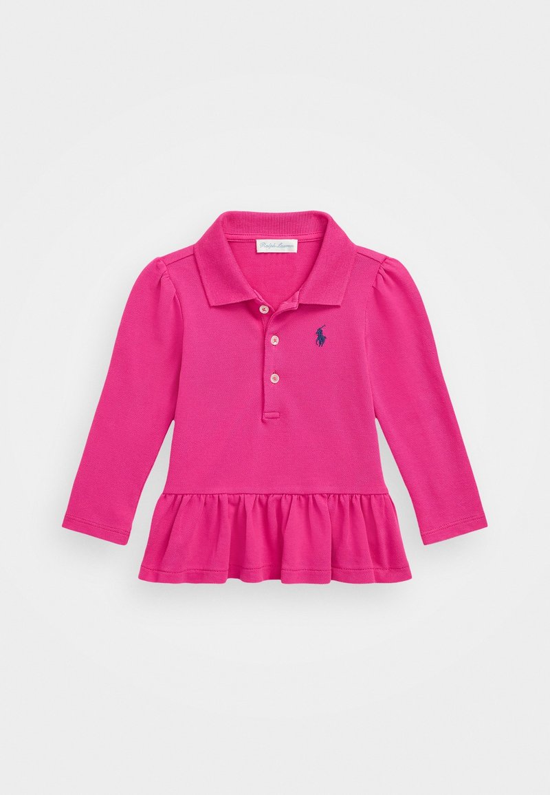 Růžová polo košile s dlouhým rukávem, vyrobená z texturované látky, má volánkový lem, tříknoflíkovou légou a vyšitý logo na hrudi.