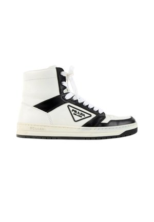 Wysokie białe i czarne sneakersy Prada z sznurowadłami, trójkątnym logo Prada Milano po boku i grubą gumową podeszwą.