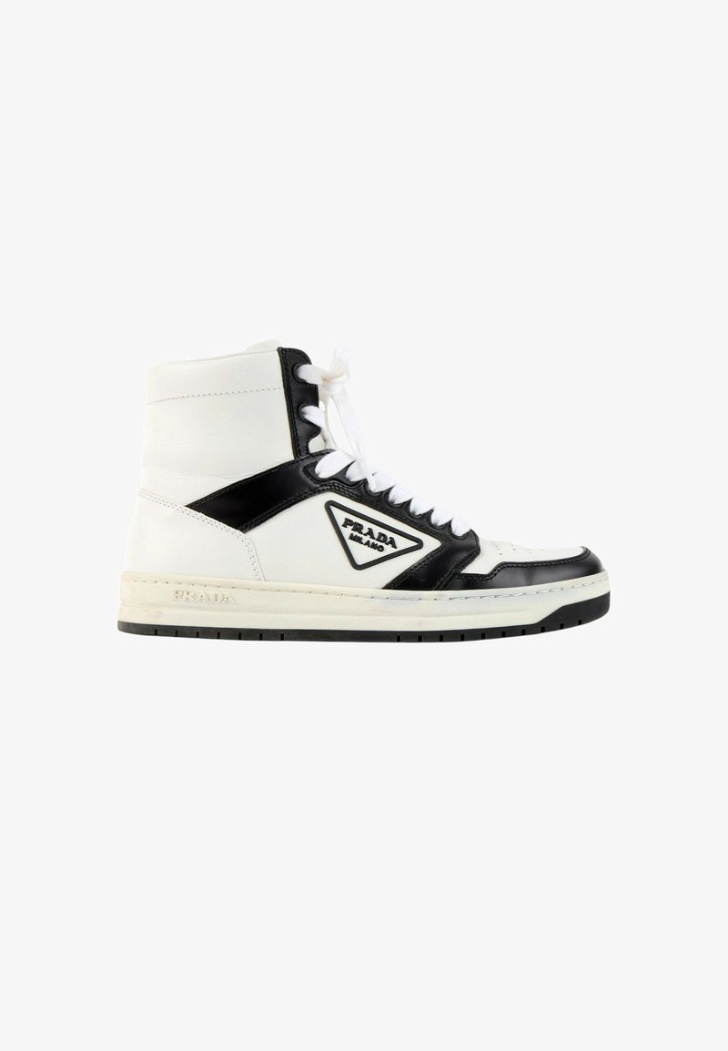 Baskets montantes blanches et noires Prada avec lacets, logo triangulaire Prada Milano sur le côté et semelle épaisse en caoutchouc.