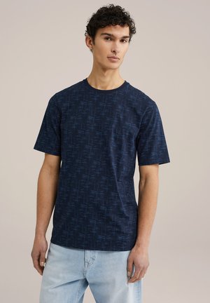 Sötétkék póló finom geometriai mintával, kerek nyakú, rövid ujjú és puha pamut anyagból.