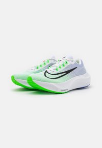 Nike Performance ZOOM FLY 5 - Zapatillas running asfalto - white/black/green strike/racer blue
