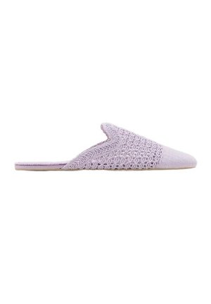 Mule lila de punta puntiaguda y diseño de crochet intrincado, con suela plana, mostrado de perfil sobre fondo blanco.