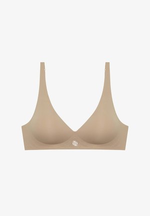 Soutien-gorge sans fil couleur nude avec une texture lisse, en forme de V profond, bretelles réglables et un petit logo au centre. Design minimaliste.