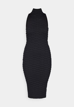 Fekete, testhez simuló ruha magas nyakkal, strukturált anyagból, amely gyémántmintával rendelkezik. Ujjatlan fazon hangsúlyozza a sziluettet.