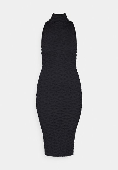 Rochie bodycon neagră cu un gât înalt, realizată dintr-un material texturat cu un model în formă de diamant. Designul fără mâneci pune în valoare silueta.