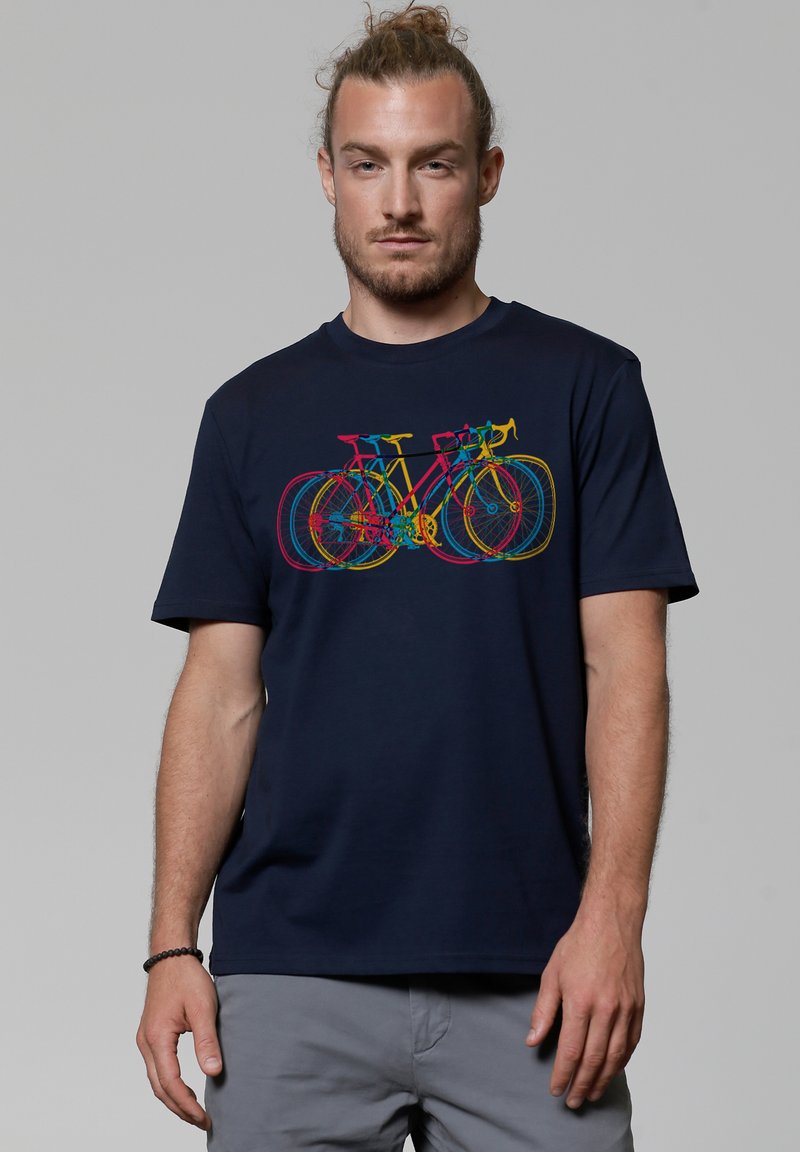 Navyblaue Baumwoll-T-Shirt mit einem bunten, abstrakten Design von Fahrrädern in rosa, gelben und cyanfarbenen Umrissen, Rundhals und kurzen Ärmeln.
