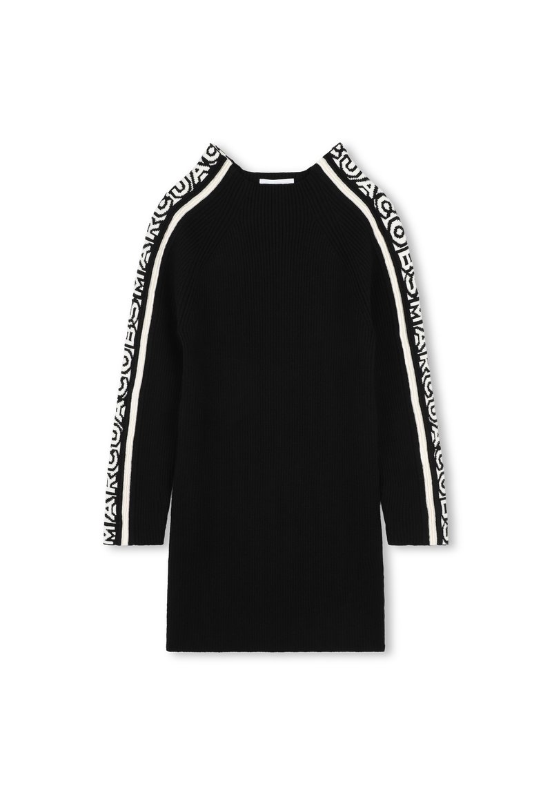 Robe tricotée noire avec une texture côtelée, rayures latérales blanches contrastantes présentant un motif audacieux, et manches raglan pour une silhouette moderne.