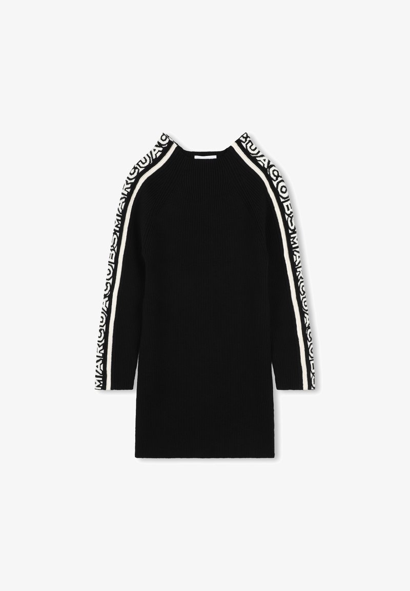 Robe tricotée noire avec une texture côtelée, rayures latérales blanches contrastantes présentant un motif audacieux, et manches raglan pour une silhouette moderne.