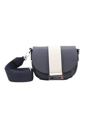Petit sac bandoulière texturé bleu foncé avec une large sangle réglable et un accent vertical en cuir blanc sur le rabat.