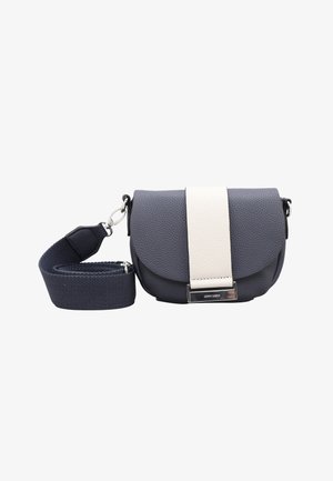 Petit sac bandoulière texturé bleu foncé avec une large sangle réglable et un accent vertical en cuir blanc sur le rabat.