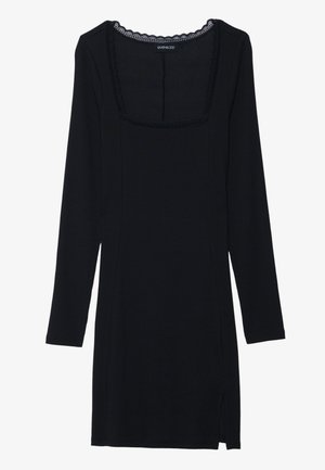 Schwarzes Langarmkleid mit quadratischem Ausschnitt, Spitzenbesatz und seitlichem Schlitz, aus einem strukturierten Stoff gefertigt, entworfen für eine taillierte Silhouette.