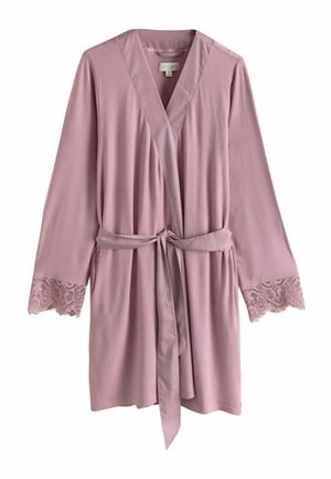 Šviesiai purpurinė moteriška chalatas su ilgomis rankovėmis, nėriniuota apdaila rankogalėse, V formos iškirpte ir tokios pat medžiagos diržu, surištu juosmens srityje.