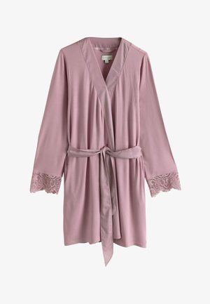 Robe pour femme mauve clair à manches longues, bordée de dentelle aux poignets, encolure en V, et ceinture assortie nouée à la taille.