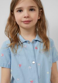 Lichtblauw knoopshirt met kleurrijke borduursels van aardbeien en bloemen, korte mouwen en een ontspannen pasvorm.