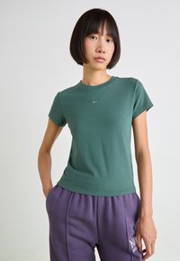 Nike Sportswear Navadna majica - vintage green