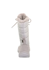 Stříbrná zateplená zimní bota s měkkou podšívkou, semišovými detaily, polstrovaným lvizkem a nastavitelnými šněrovacími detaily na vršku. Plochá gumová podrážka.