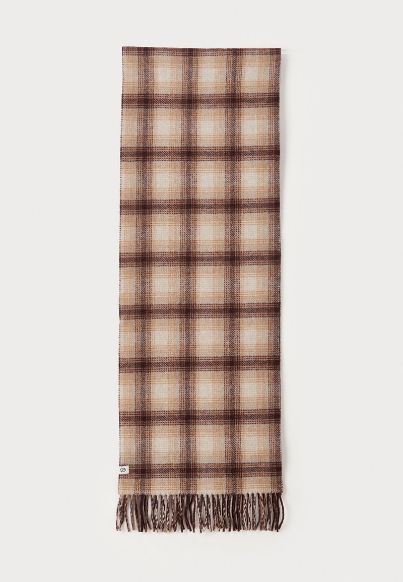 Écharpe à carreaux marron et beige en tissu doux, avec des bords à franges et une texture lisse, présentant un motif quadrillé sur toute sa surface.