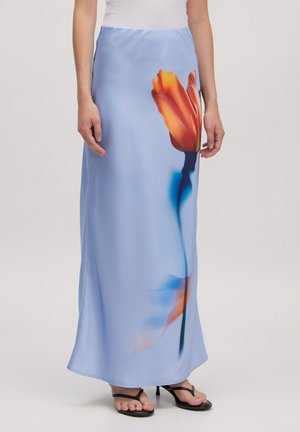 Lange blauwe rok van een gladde stof, met een bloemenprint in oranje en blauwtinten. Verfraaid met een vloeiende silhoutte en een zijsplit.