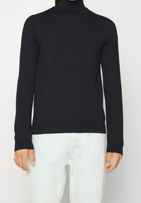 Czarny sweter z golfem wykonany z gładkiej dzianiny, z długimi rękawami i dopasowanym krojem z prążkowanym obszyciem.