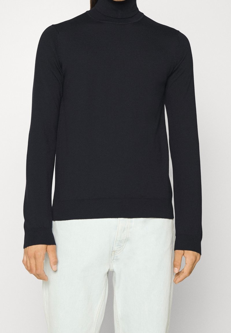 Czarny sweter z golfem wykonany z gładkiej dzianiny, z długimi rękawami i dopasowanym krojem z prążkowanym obszyciem.