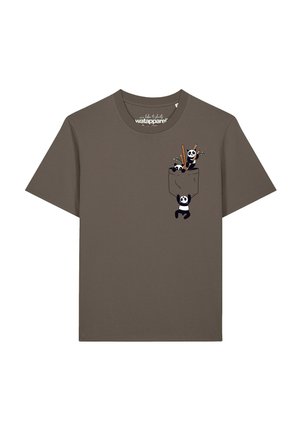 Braunes T-Shirt mit einer Brusttaschen-Illustration, die drei verspielte Pandas zeigt, die an Bambusstangen und Blättern klettern und sitzen.