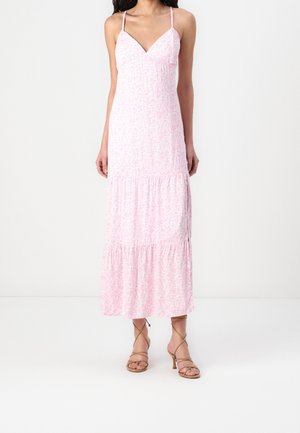 Roze maxi-jurk met bloemenprint, een V-hals, dunne bandjes en een laagjes volantzoom. De stof heeft een zachte textuur en een delicate print.