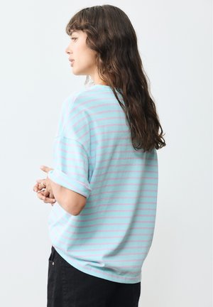 PULL&BEAR, OVERSIZE SHORT SLEEVE - T-SHIRT - T-shirt imprimé - light blue