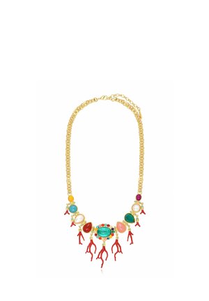 Collier chaîne en or avec pierres multicolores et grands pendentifs rouges en forme de corail suspendus le long du bas.