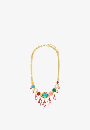 Collier chaîne en or avec pierres multicolores et grands pendentifs rouges en forme de corail suspendus le long du bas.
