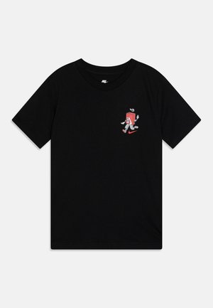 Sort Nike T-shirt med et lille grafisk billede af en animeret rød Nike skoboks, der går og blinker et fredstegn på brystet.