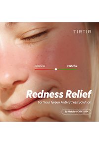 Nahaufnahme der Wange einer Person mit einer Skala von Rötung bis Matcha-Farbe, die die Linderung von Hautrötungen anzeigt, und Förderung einer grünen Anti-Stress-Hautpflegelösung.