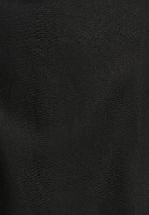 Teksturowana czarna tkanina o gładkim wykończeniu, charakteryzująca się jednolitym, matowym wyglądem oraz brakiem widocznych wzorów czy akcentów sprzętowych.