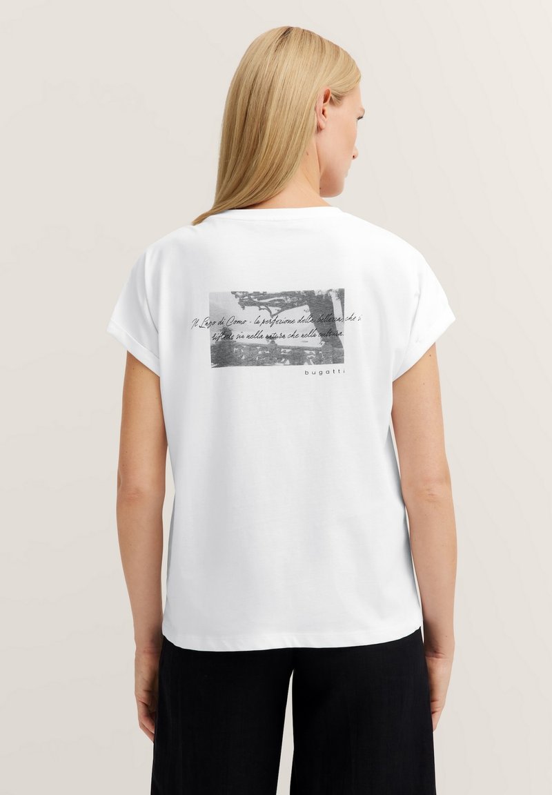 Weißes Baumwoll-T-Shirt mit kurzen Ärmeln, ausgestattet mit einem schwarz-weißen Grafikdruck und Text auf der Rückseite, glatte Textur, lässige Passform.