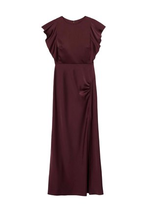 Mujer con vestido midi burdeos sin mangas con detalles de volantes, boina negra, tacones negros con tiras y sosteniendo un bolso marrón sobre un fondo liso.